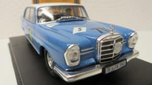 REVELL MERCEDES BENZ 220 SE